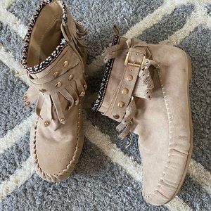 Size: 7 color: tan
